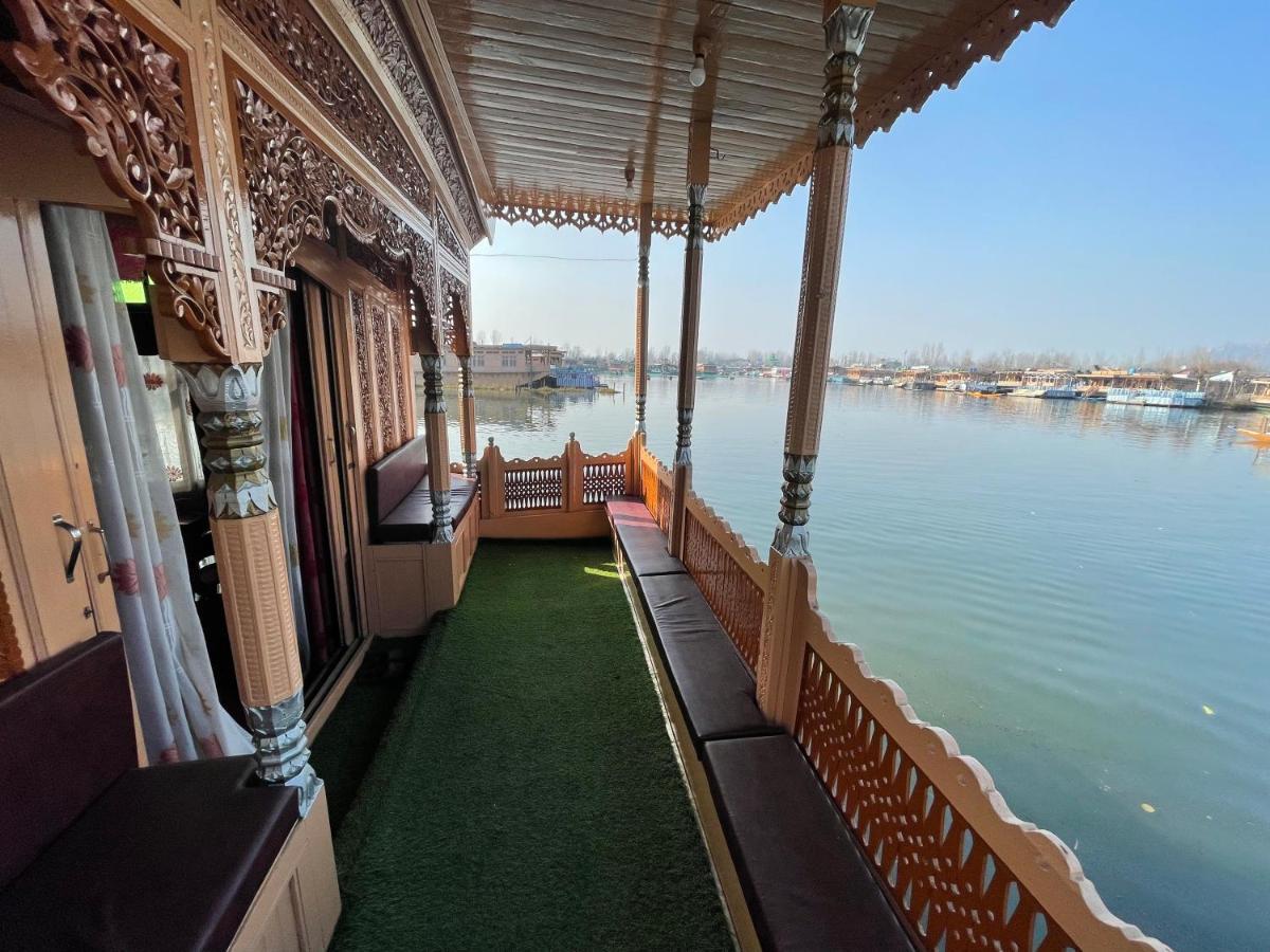 Floating Young Gulshan Houseboat Srīnagar Dış mekan fotoğraf