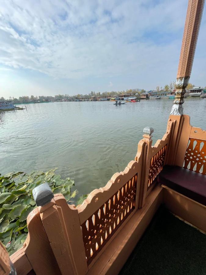 Floating Young Gulshan Houseboat Srīnagar Dış mekan fotoğraf