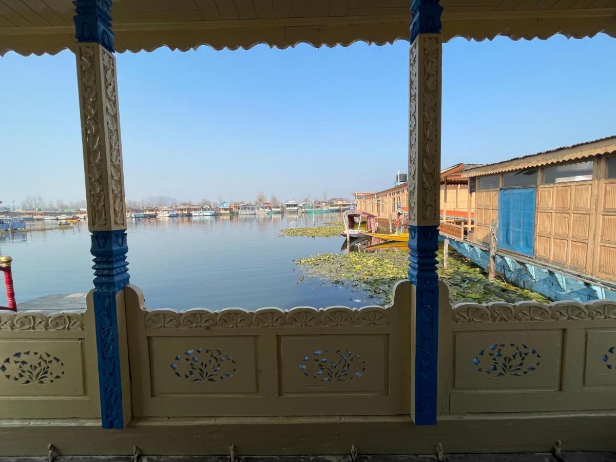 Floating Young Gulshan Houseboat Srīnagar Dış mekan fotoğraf