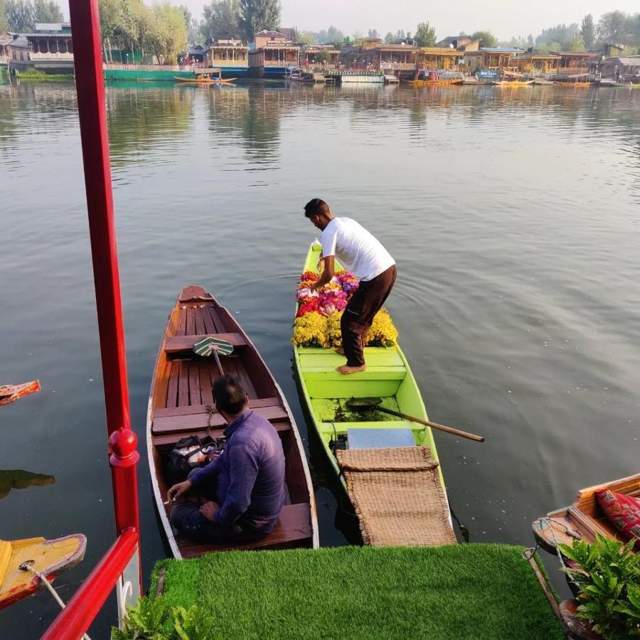 Floating Young Gulshan Houseboat Srīnagar Dış mekan fotoğraf