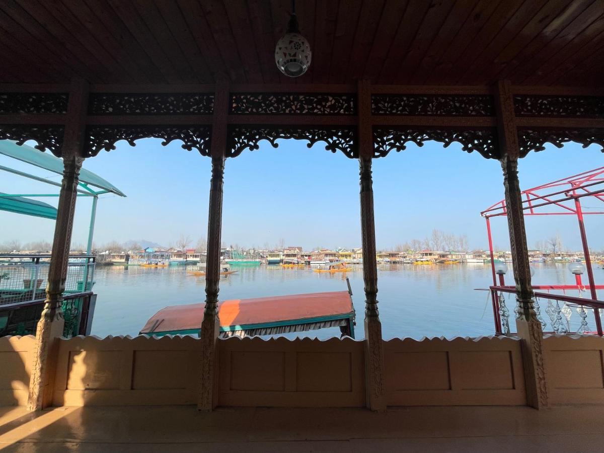 Floating Young Gulshan Houseboat Srīnagar Dış mekan fotoğraf